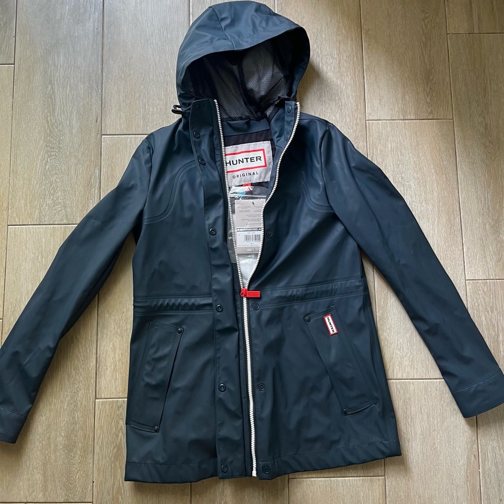 Hunter lightweight rubberised navy rain mac

NWT. Size XXS.